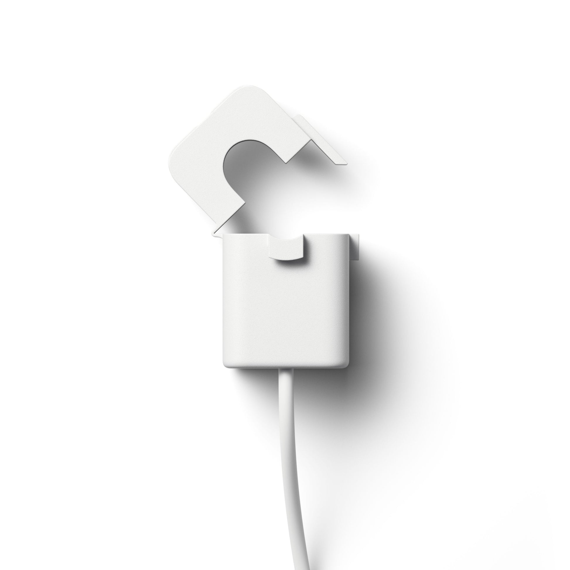Hvid strømforsyning med kabel og foldbart stik til Pulse CT realtidsmåler med lastbalancering startpakke.