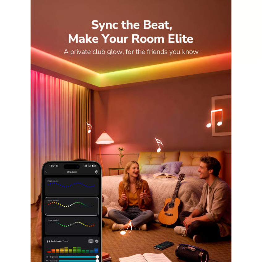 LEPRO S1 AI Smart LED-strip RGBIC 5 m belyser loftet, to personer på gulvet, guitar og højttaler; musikappen vises på mobilen.