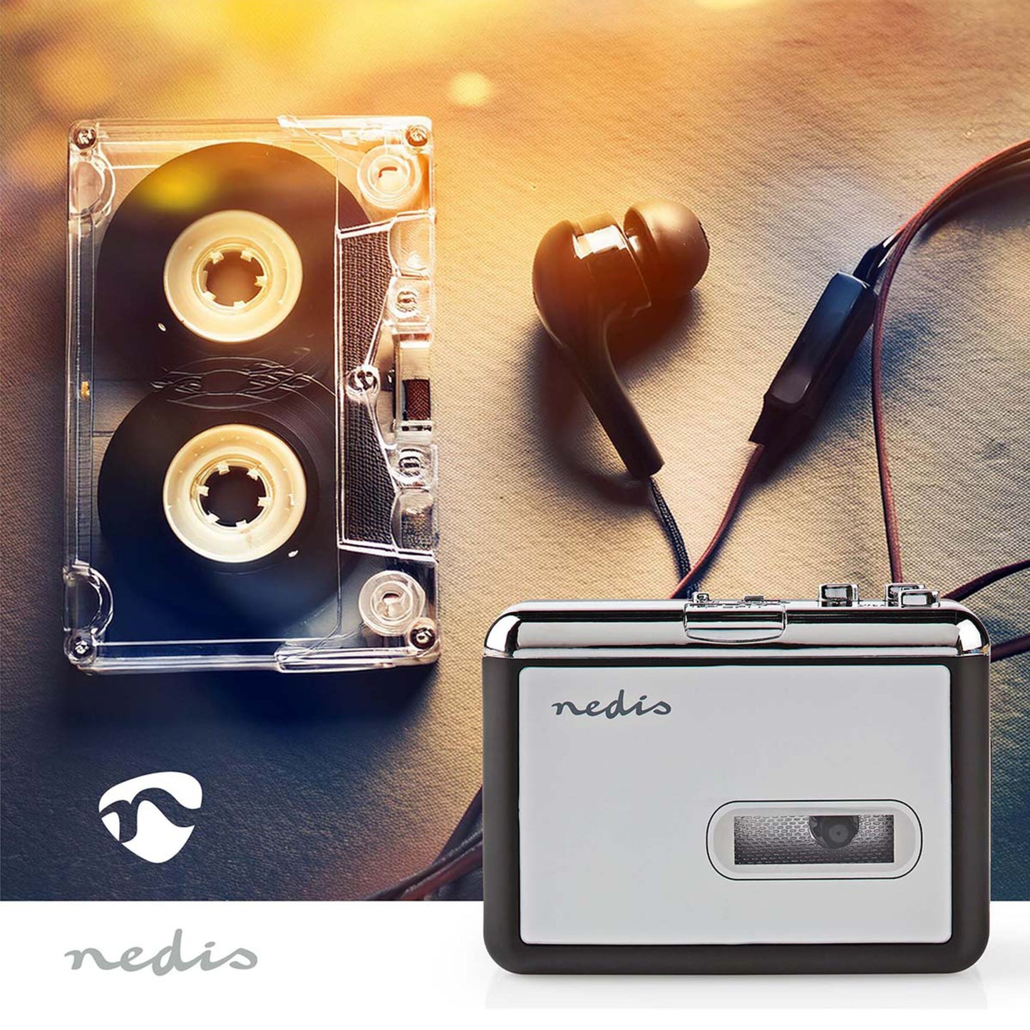 Nedis Kassette-til-MP3-omformer bærbar med gennemsigtig kassette og sorte kablede høretelefoner.