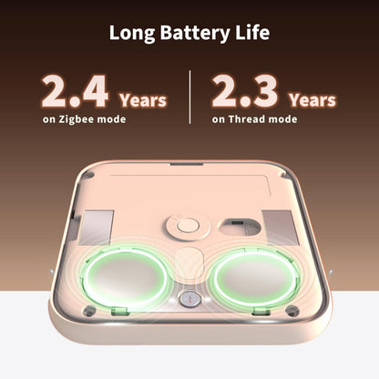 Aqara Klimasensor W100 Hvid bagfra med to batterier med grønne ringe, tekst viser batteritid 2,4 år Zigbee, 2,3 år Tråd.