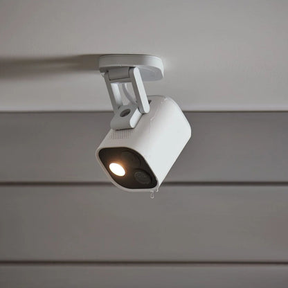Aqara Camera Hub G5 Pro WiFi grå, monteret i loft med lys, vanddråber på underside, vinkel nedad, 6K overvågning.
