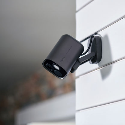 Aqara Camera Hub G5 Pro PoE grå overvågningskamera med smart home-hub, monteret indendørs på hvid trævæg, vinkel nedad.