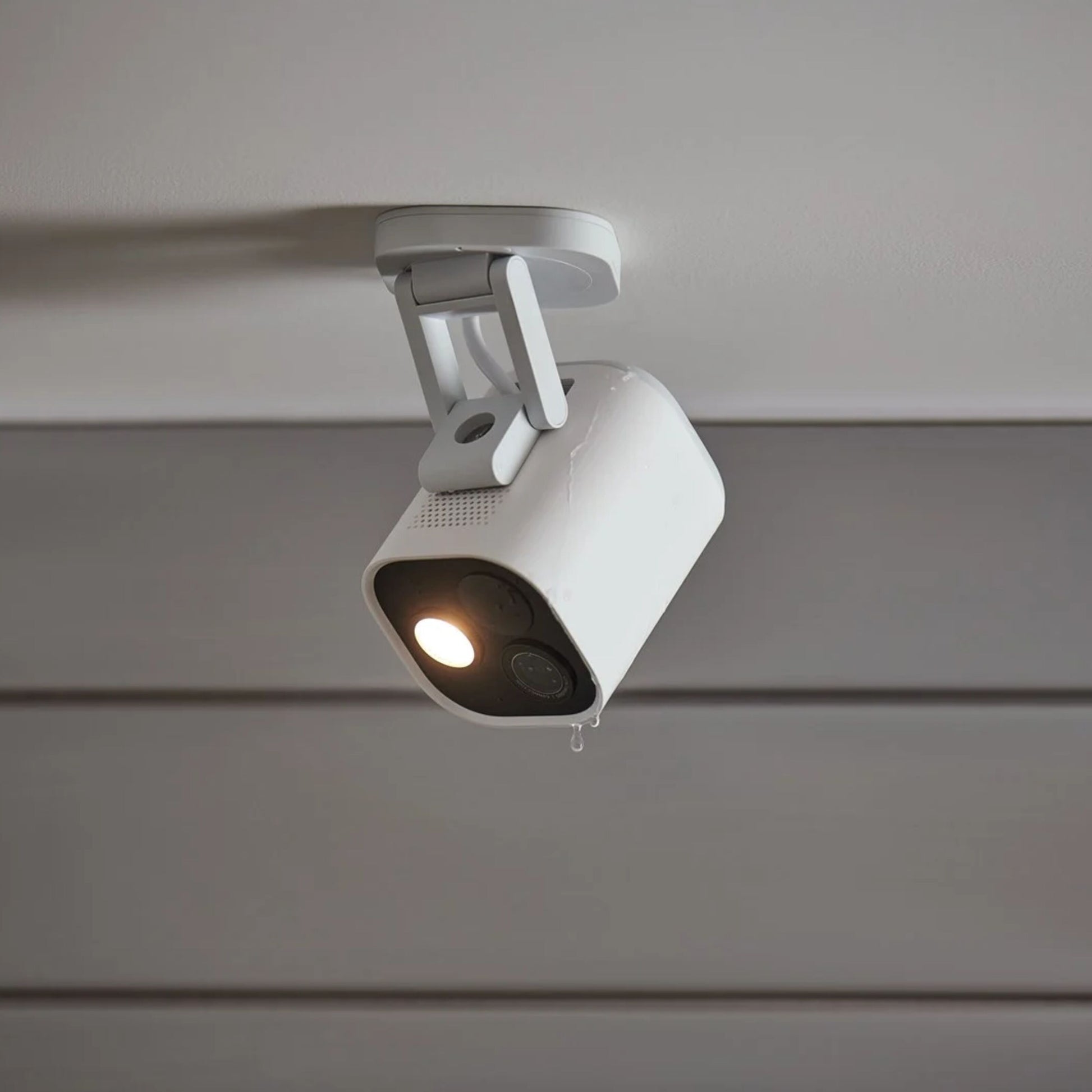Aqara Camera Hub G5 Pro PoE gråt overvågningskamera med integreret smart home-hub til loftmontering.