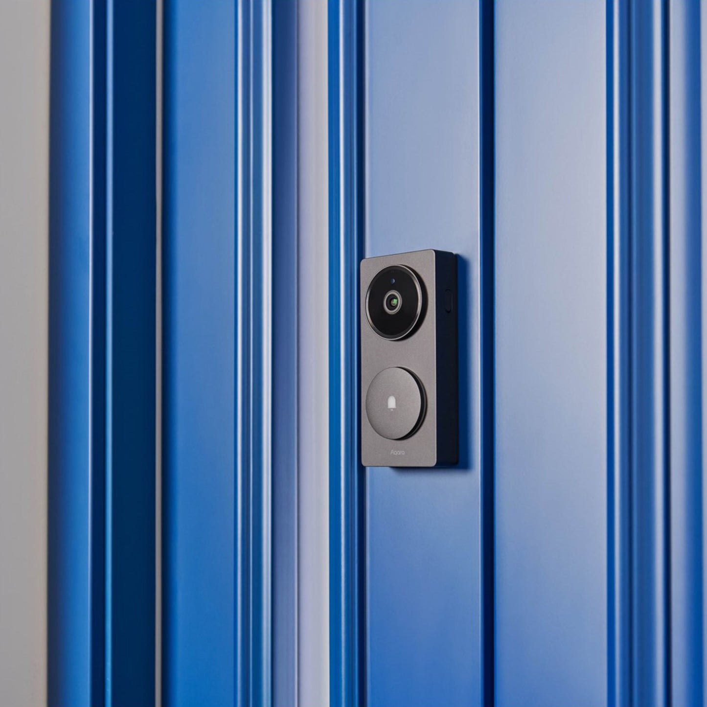 Aqara dørklokke kamera hub G410 sort monteret på blå paneldør, understøtter Zigbee og Matter.