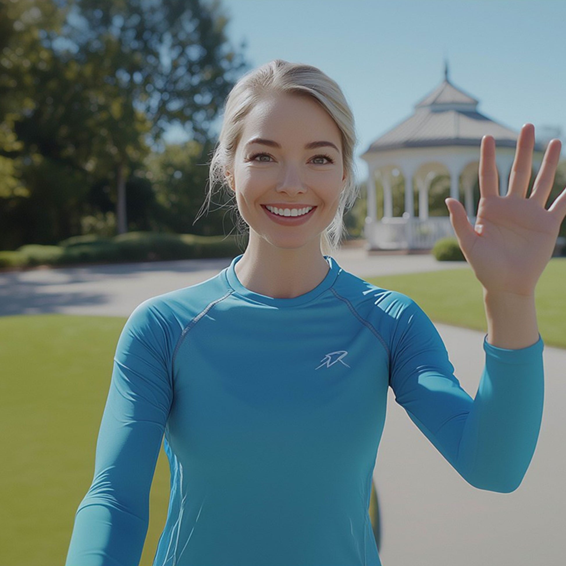 Aqara Dørklokke Kamera Hub G410 smart sort dørkamera hub ses udendørs med person i grøn park, træer og lysthus.