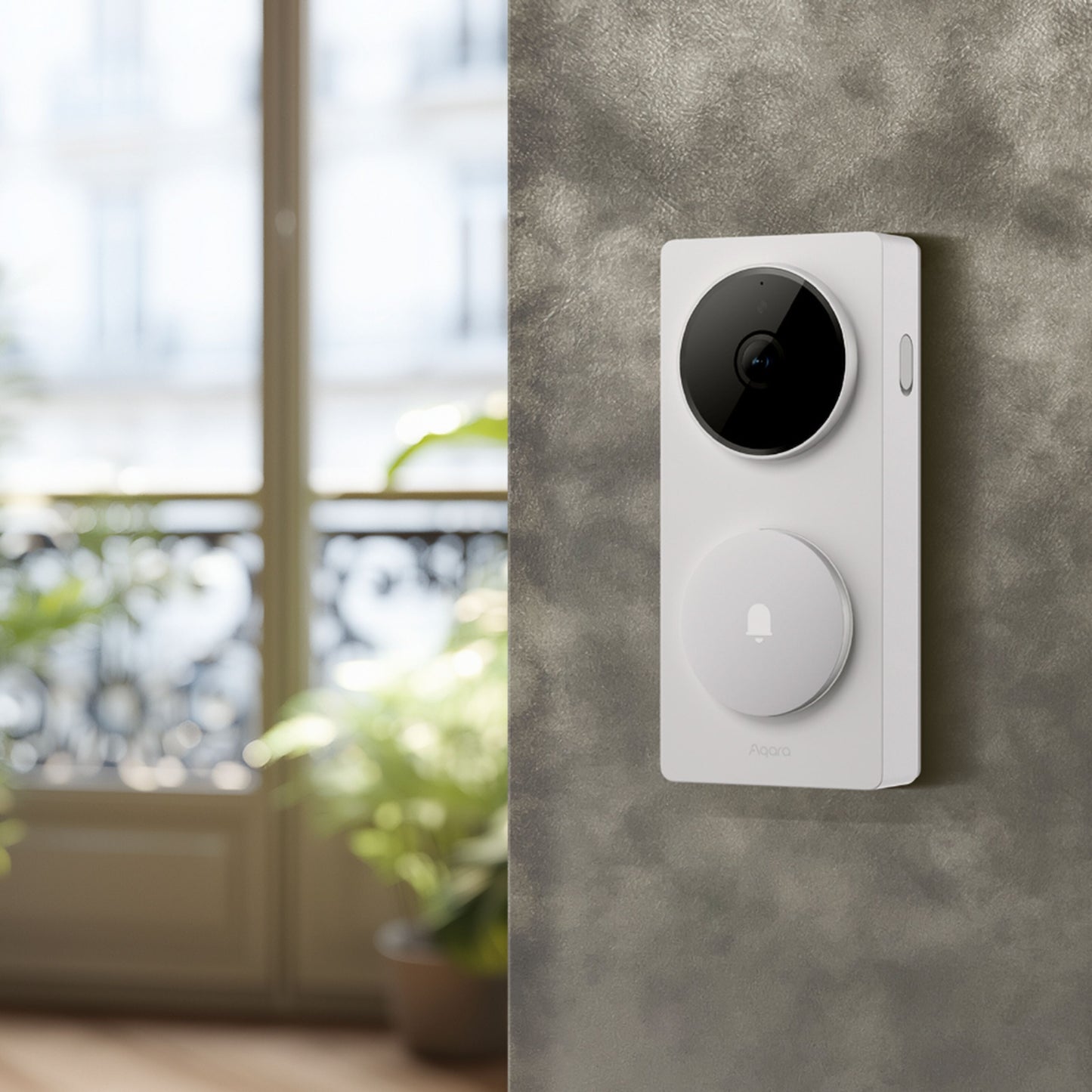 Aqara smart dørklokke kamera hub G410 monteret på grå tekstureret væg ved altan med sort smedejernsrækværk.