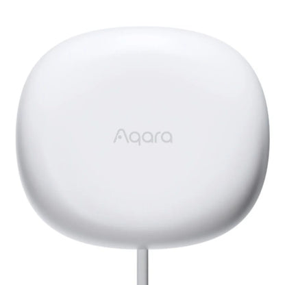 Aqara Presence Sensor FP1E hvid afrundet sensor med Aqara-logo, kabel i bundt, mmWave-radar til detektion.