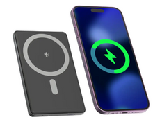 Denver Magsafe Powerbank 5000 mAh sort ved siden af smartphone med teksten "trådløs opladning iPhone" på skærmen.
