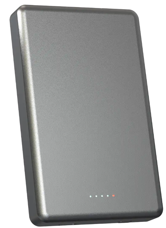 Denver Magsafe Powerbank 5000mAh, grå, rektangulær, fem indikatorlys i bunden inkl. én rød til opladningsstatus.