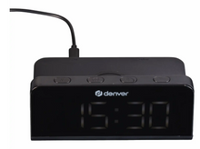 Sort digitalt vækkeur med trådløs opladning, LED-display viser 15:30, tre knapper på toppen, kabel bagpå.