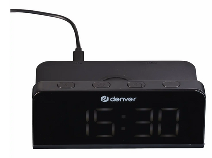 Sort digitalt vækkeur med trådløs opladning, LED-display viser 15:30, tre knapper på toppen, kabel bagpå.