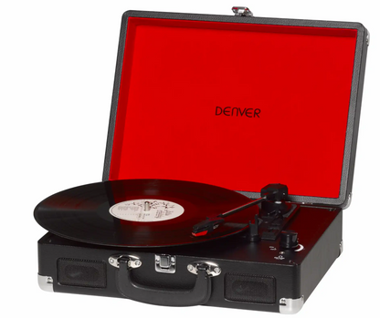 Denver VPL-120B vinylpladespiller i sort kuffertdesign med rød inderside, indbyggede højttalere, frontknapper og USB-port.