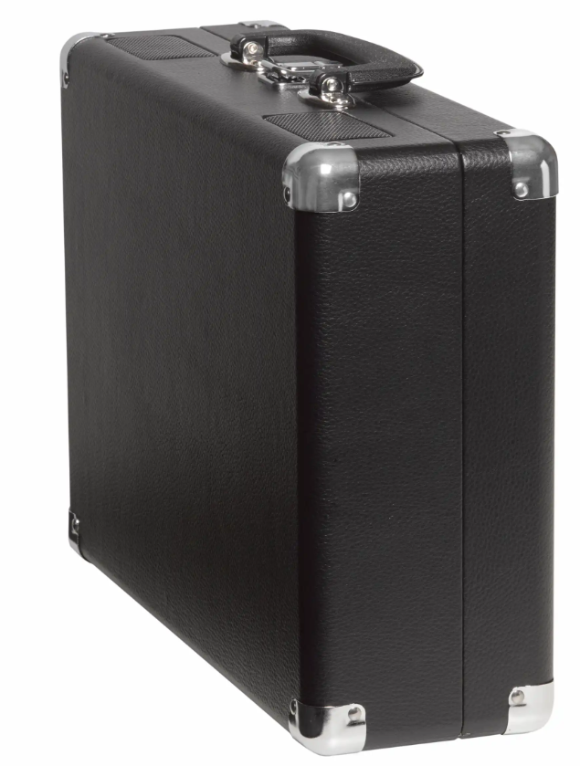 Sort hardcase kuffert med sølvfarvede hjørner, top-håndtag og låse til Denver VPL-120B vinylpladespiller.