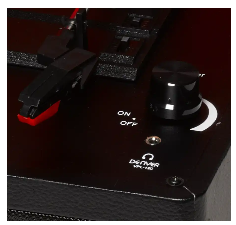 Denver VPL-120B vinyl pladespiller, USB til PC, tonearm og nål over plade, tændt strømkontakt ved VPL-120B logo.