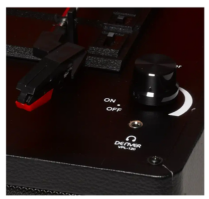 Denver VPL-120B vinyl pladespiller, USB til PC, tonearm og nål over plade, tændt strømkontakt ved VPL-120B logo.