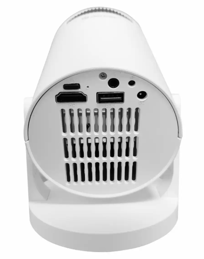 Denver LED-projektor bagfra med HDMI, USB, microSD-slot, lydstik og strømstik over slidsventilation.