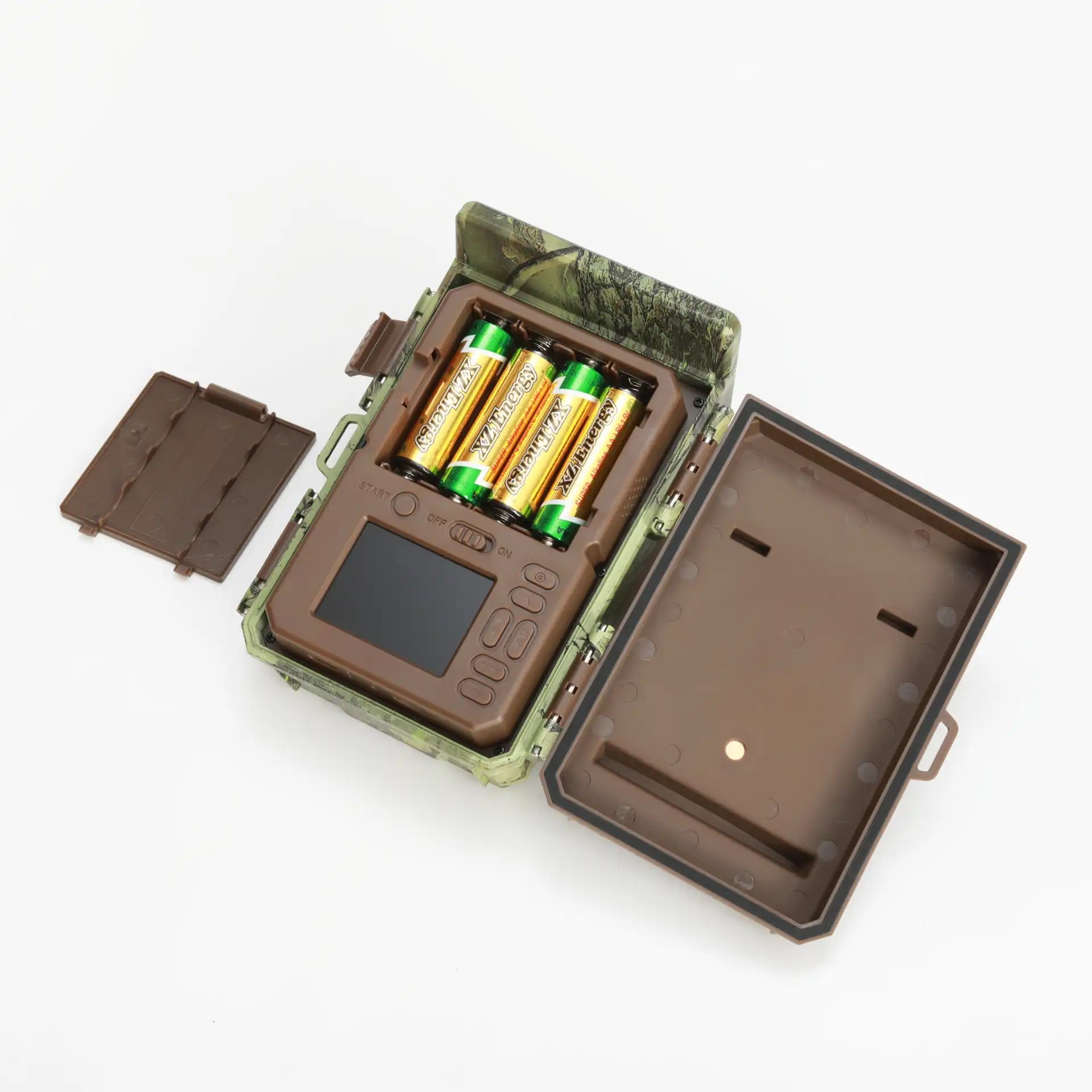 Denver digitalt vildtkamera med camouflage, åben visning af digitalt display, knapper og 8 AA-batterier.