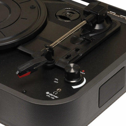Denver VPL-130DGR Retro pladespiller grå med tonearm, pickup, kontrolknap, tænd/sluk-knap og indbyggede højttalere.
