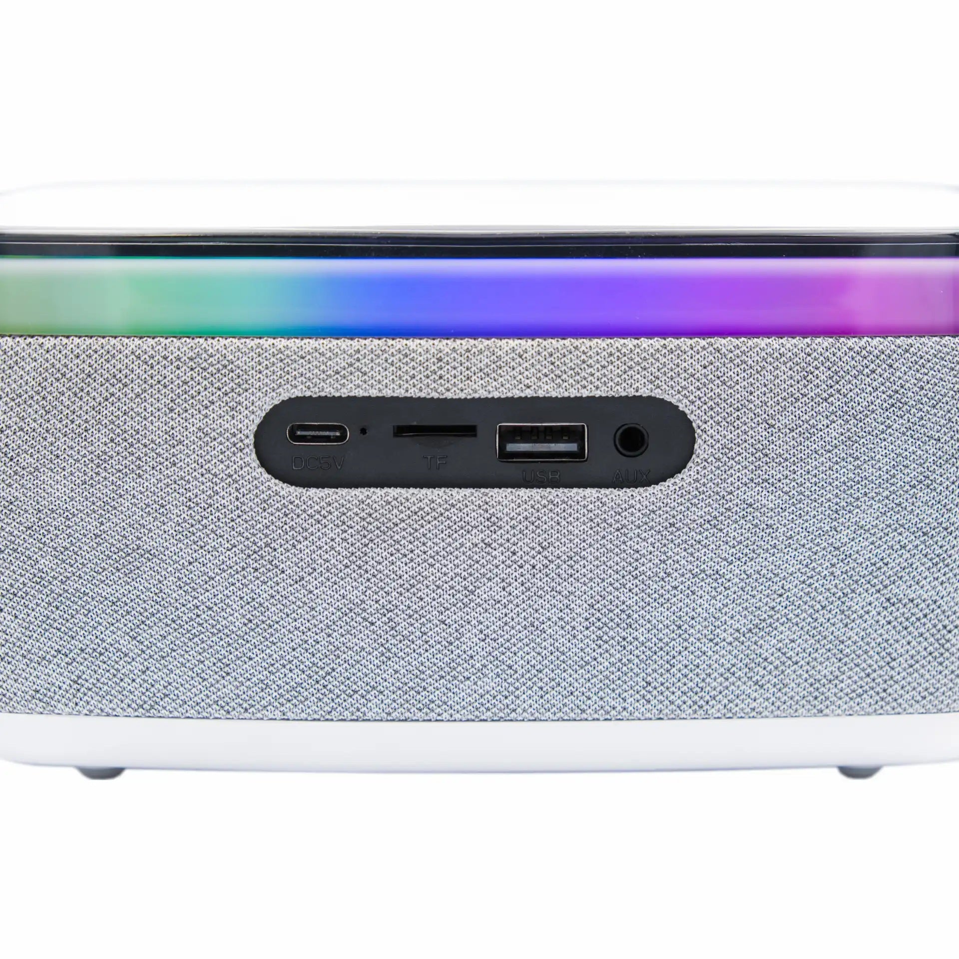 Denver CRQ-225 clockradio bagpanel med USB-C, microSD, USB-A, aux stik, stofcover og flerfarvet LED-lysstrip over porten.