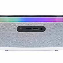 Denver CRQ-225 clockradio bagpanel med USB-C, microSD, USB-A, aux stik, stofcover og flerfarvet LED-lysstrip over porten.