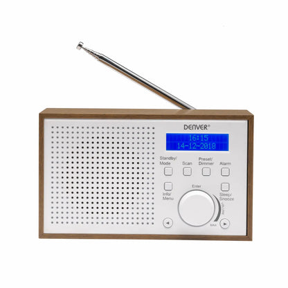 Denver DAB-46W digitalradio med rektangulært træfinish, sølv antenne, knapper og blå display til tid og dato.