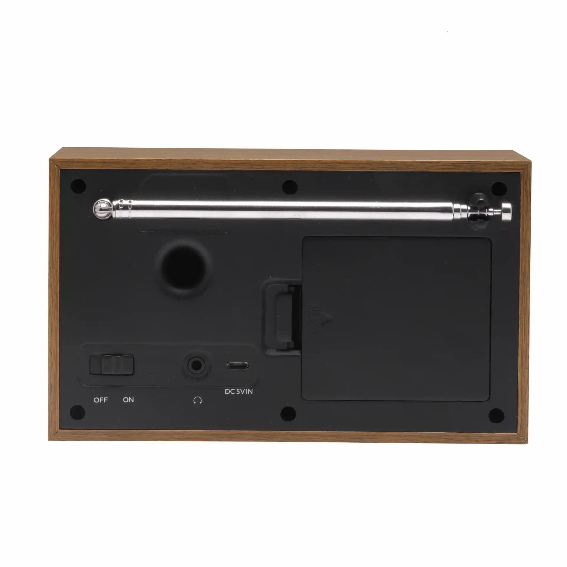 Denver DAB-46W digitalradio, træfinish, bagside med metalantenne, batterirum, on/off-knap, DC 5V indgang og hovedtelefonstik.