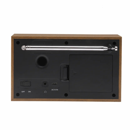 Denver DAB-46W digitalradio, træfinish, bagside med metalantenne, batterirum, on/off-knap, DC 5V indgang og hovedtelefonstik.