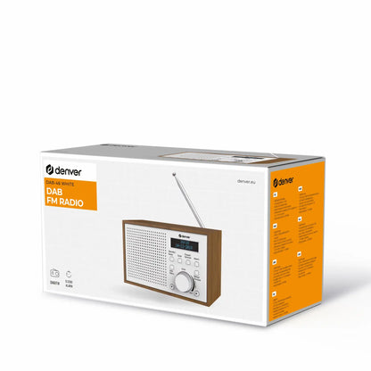 Denver DAB-46W digitalradio i trælook med antenne, højtalergrill, display og knapper på hvid og orange æske.