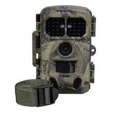 Denver WCT-8026W jagtkamera i camouflage med flere frontlinser og sensorer, ved siden af grøn rem med sort spænde.