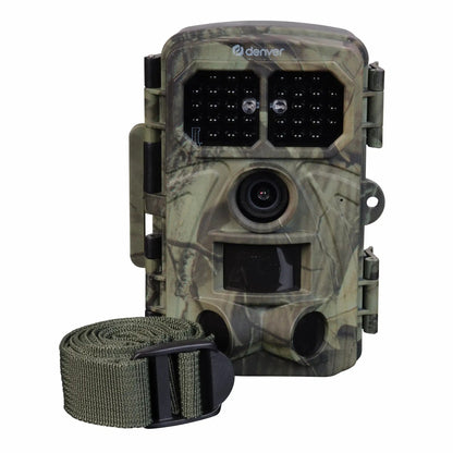 Denver WCT-8026W jagtkamera i camouflage med flere frontlinser og sensorer, ved siden af grøn rem med sort spænde.