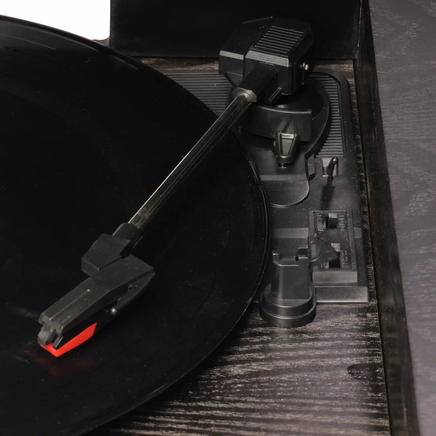 Denver MRD-51B Retro pladespiller tonearm og nål over sort vinylplade på træ, synlig USB-port.