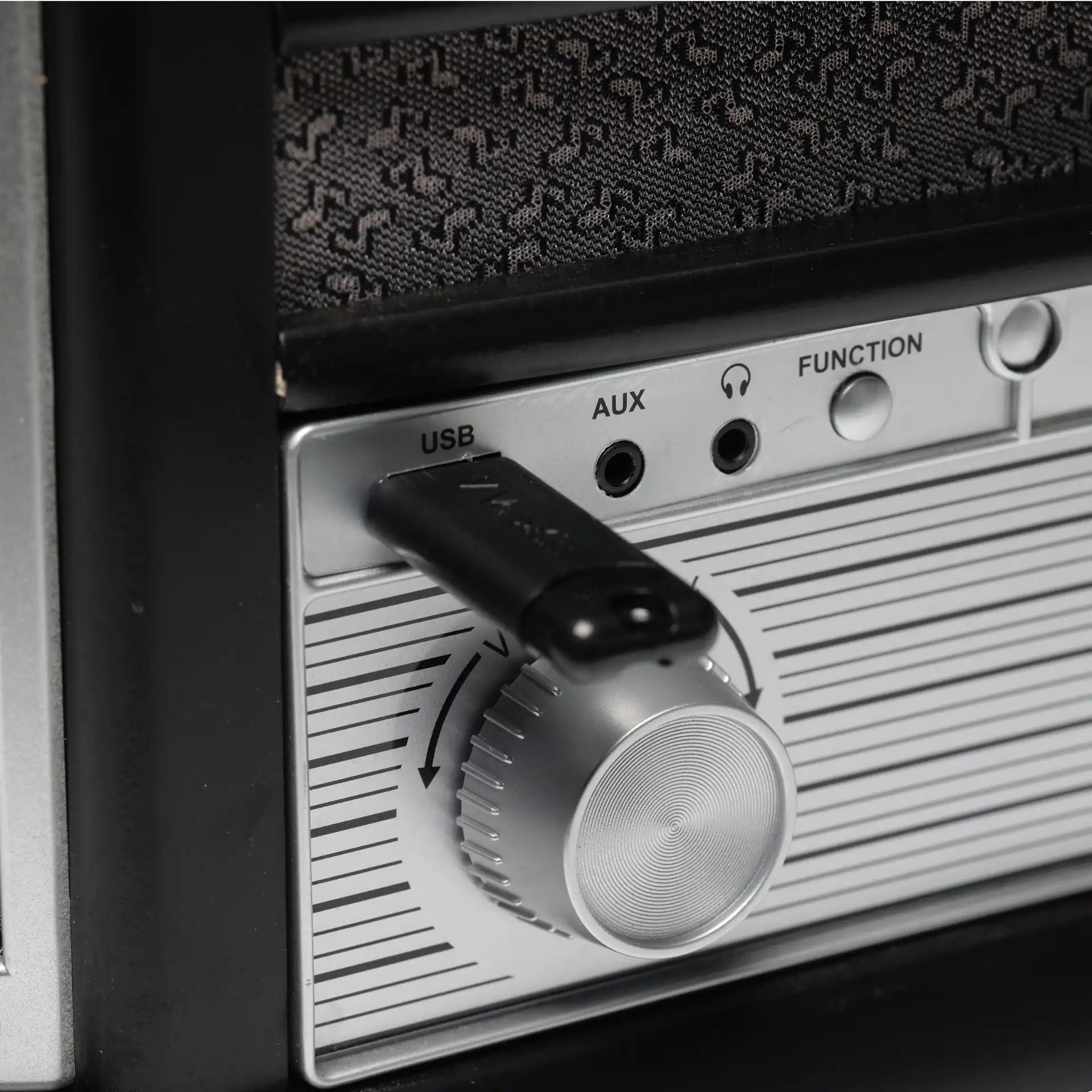 Denver MRD-51B retro pladespiller panel sølv drejeknap, USB-port med stik, AUX/Function indgange, mønstret højttalergrill.