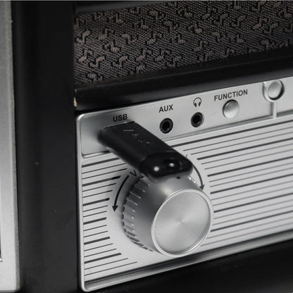 Denver MRD-51B retro pladespiller panel sølv drejeknap, USB-port med stik, AUX/Function indgange, mønstret højttalergrill.