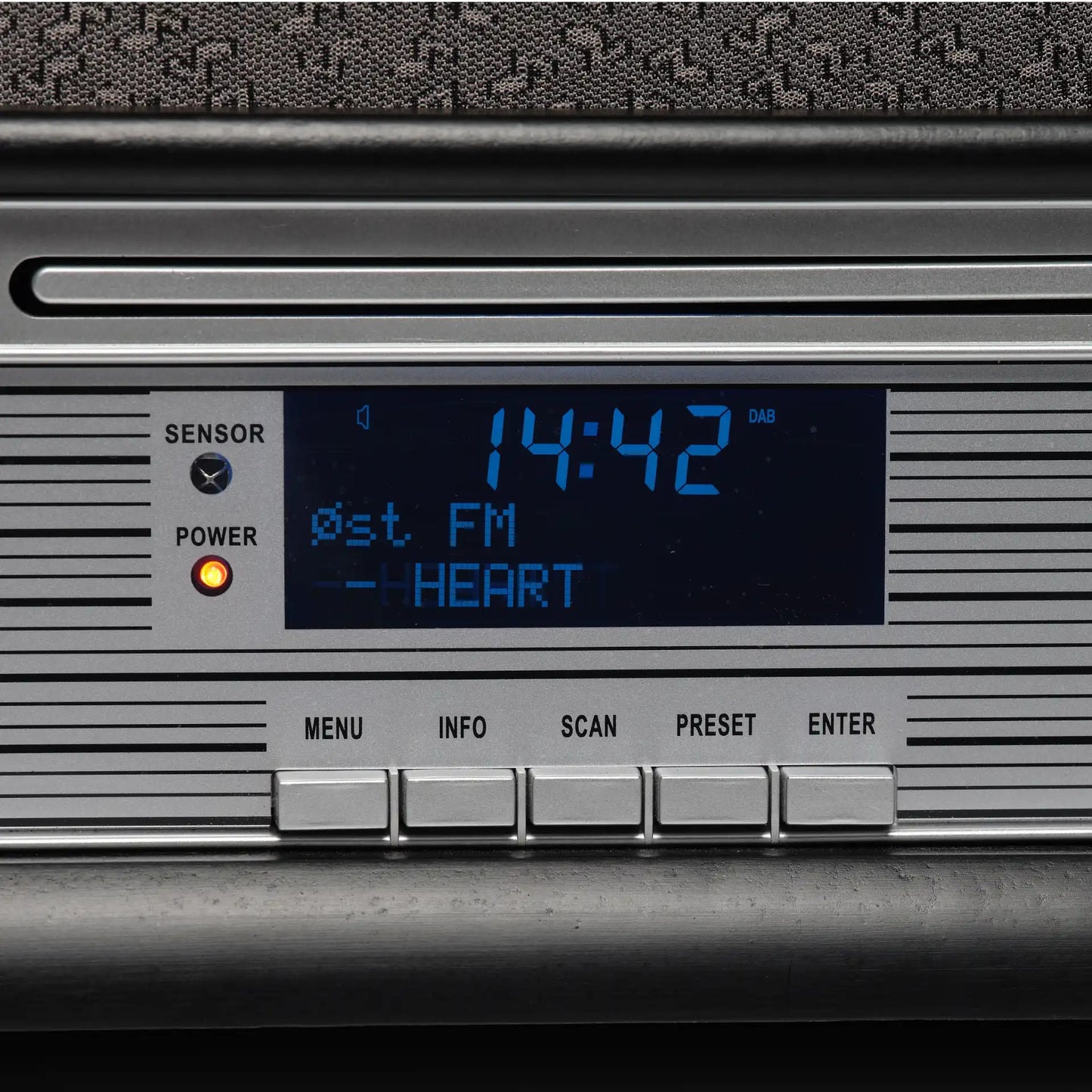 Denver MRD-51B Retro pladespiller display med tid 14:42, Heart FM, sensor, indikatorlys og knapper Menu, Info, Scan, Preset, Enter.