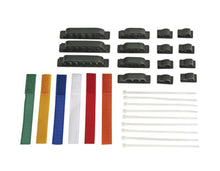 Kabelhåndteringspakke med langtrukne velcrostropper, hvide strips, sorte kabelholdere i flere størrelser og kabelklip.