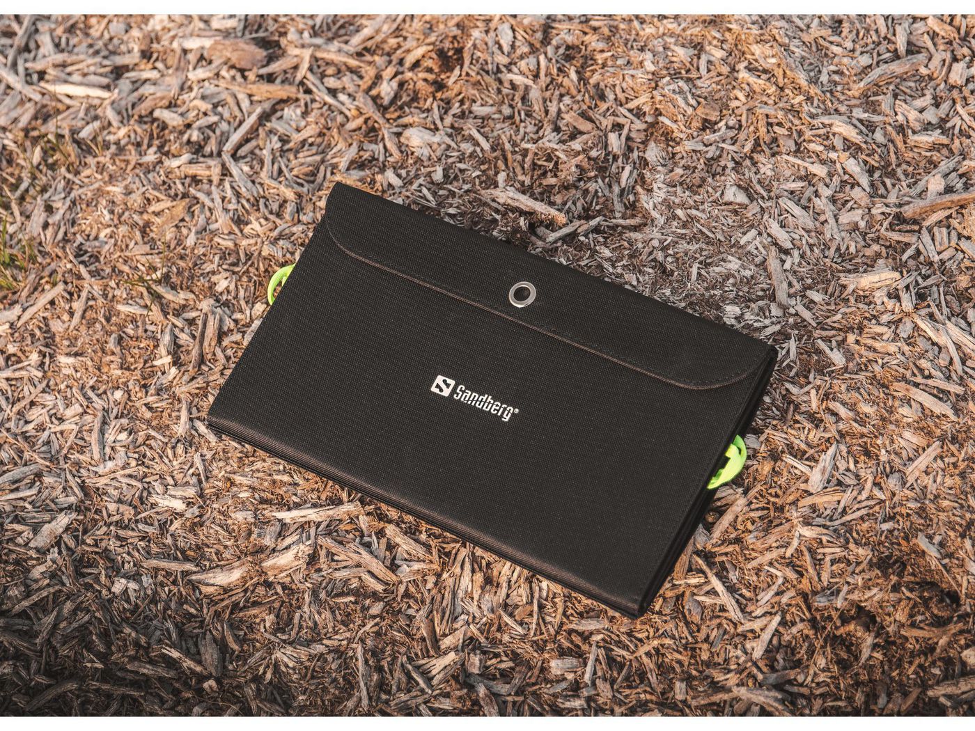 Sort Sandberg pose med knaplås, to gule løkker synlige, til Sandberg Solar Powerbank 2x USB-A+USB-C 10000 mAh.