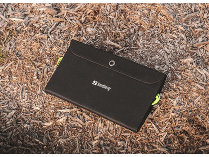 Sort Sandberg pose med knaplås, to gule løkker synlige, til Sandberg Solar Powerbank 2x USB-A+USB-C 10000 mAh.