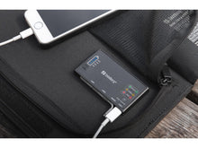 Sandberg Solar Powerbank 10000 mAh sort med 2x USB-A, USB-C, indikatorlys og logo oplader smartphone via hvide kabler.