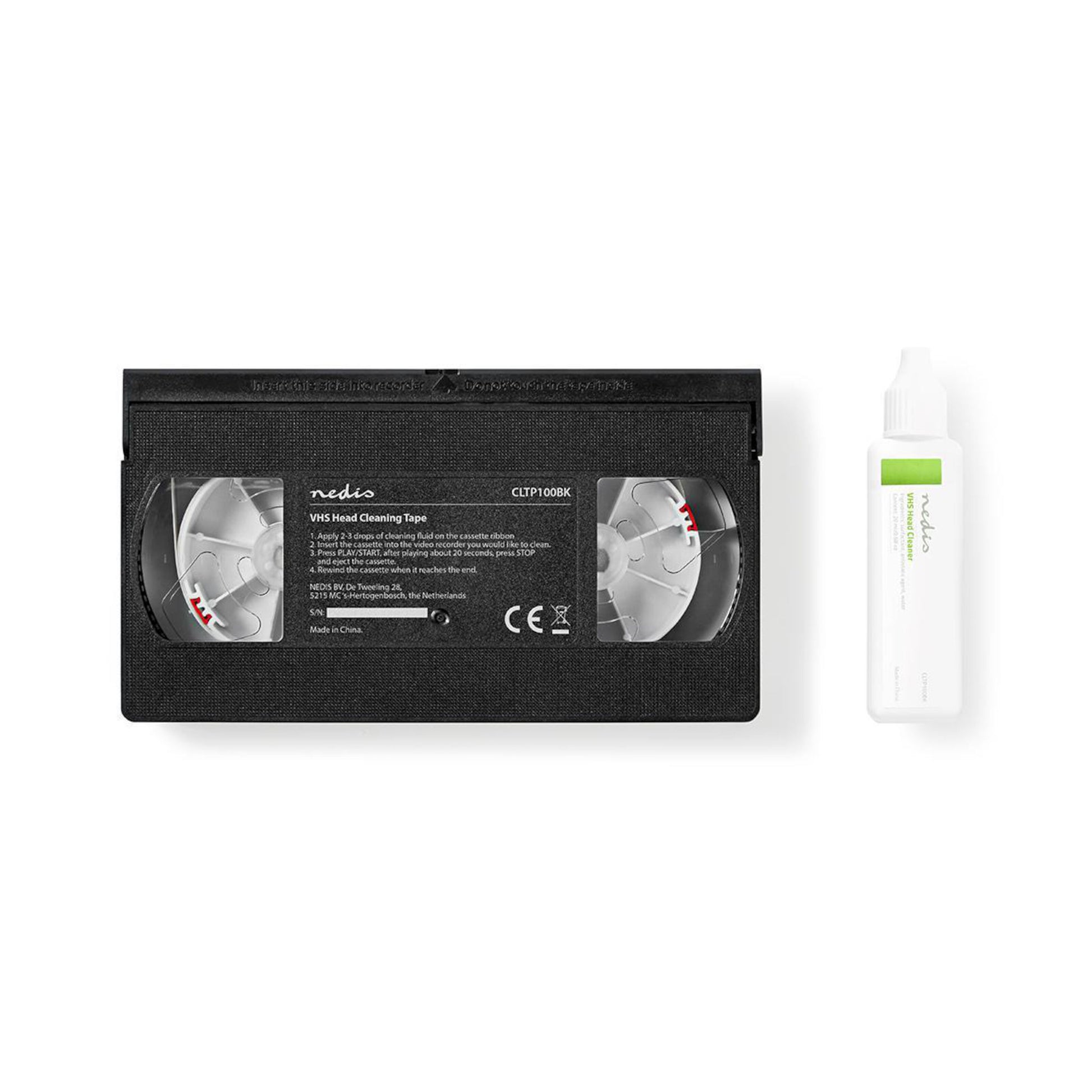 Nedis VHS rengøringskassette ved siden af lille hvid flaske med grøn etiket til vådrengøring af VHS-afspillere.