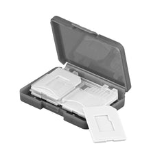 Goobay opbevaringsboks til 4 SD-kort i sort plast med gennemsigtig låg, indeholder hvide SIM-adaptere, én delvist ude.