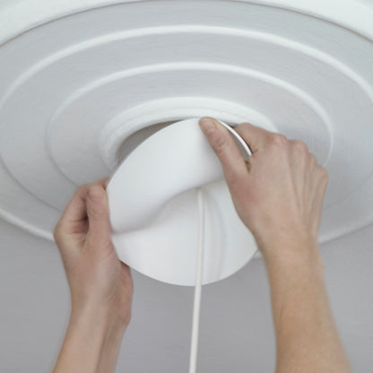 Cablecup Lille hvid Ø125 mm loftroset monteres, fleksibel hvid afdækning justeres rundt om kabel på mønstret loft.