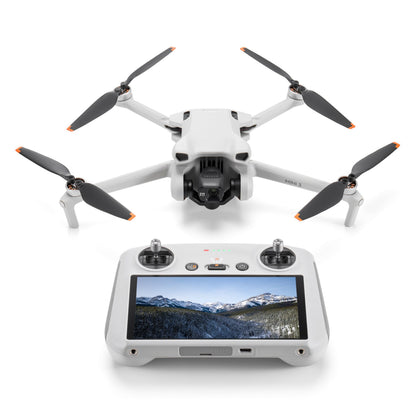 Dji Mini 3 drone hvid med fire propeller bag ved controller, viser bjergscene på skærm, optager i 4K.