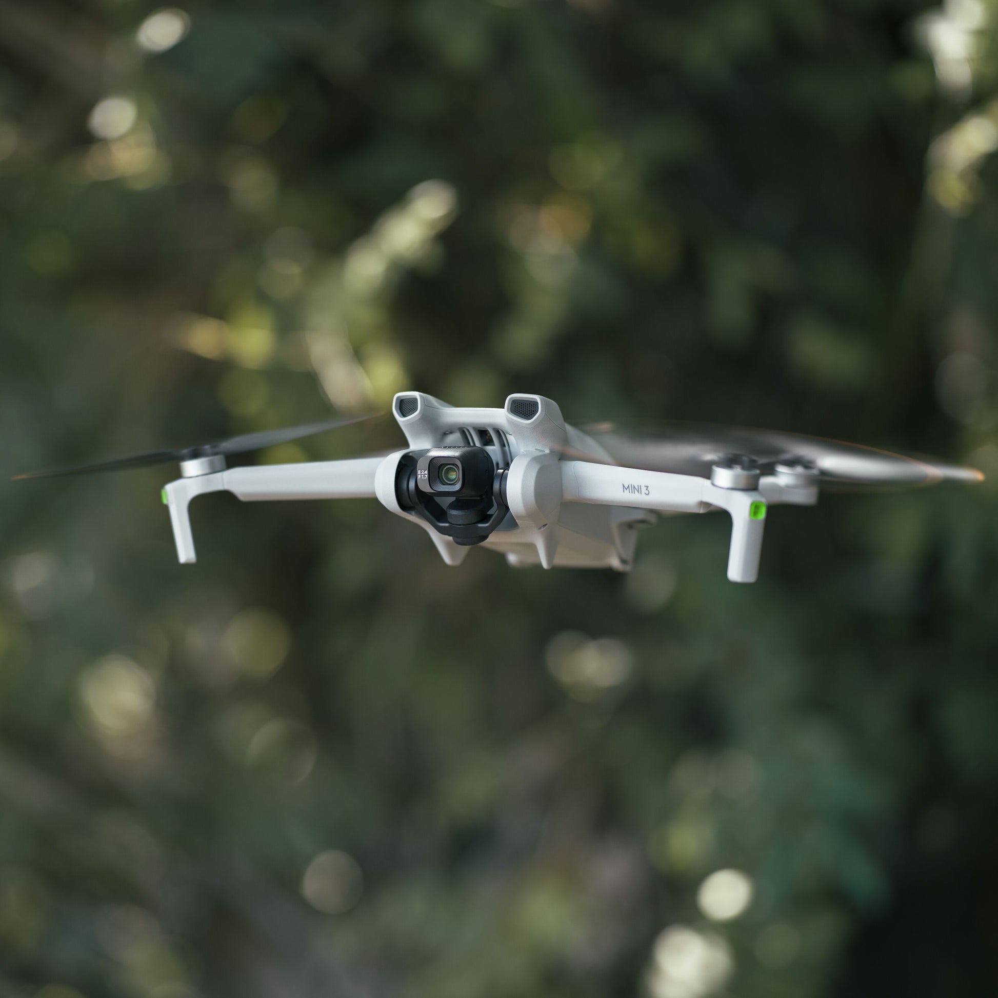 DJI Mini 3 quadcopter drone med 4K kamera og True Vertical Shooting, model vist udendørs.