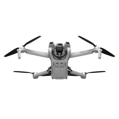 DJI Mini 3 hvid quadcopter drone med fire slags propeller, frontkamera og True Vertical Shooting.