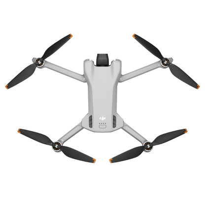 DJI Mini 3 drone hvid, sort propel med orange spidser, 4K kamera, True Vertical Shooting, set oppefra.