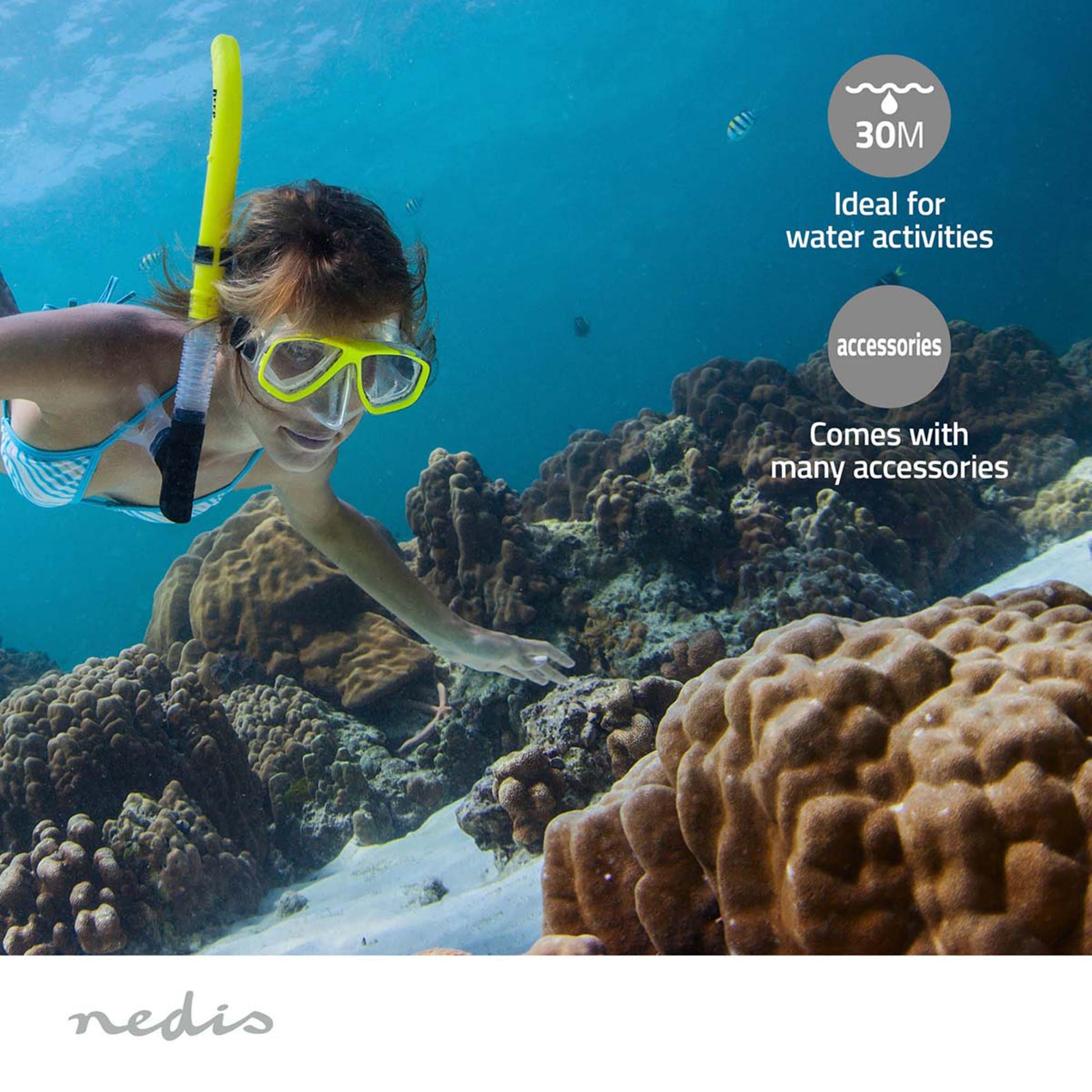 Nedis 4K-actionkamera med to skærme og 30 m vandtæthed ved koralrev, gult snorkelsæt synligt.