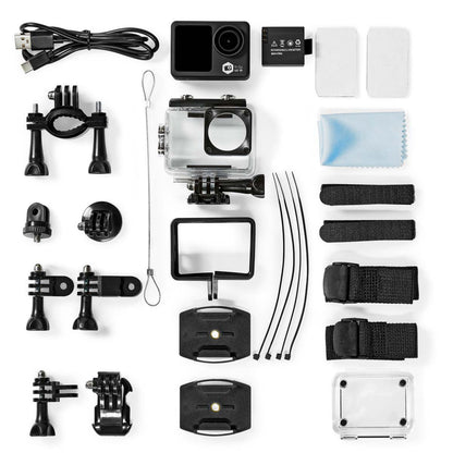 Nedis 4K actionkamera med to skærme, vandtæt etui, beslag, stropper, USB-kabel, batteri og tilbehør.