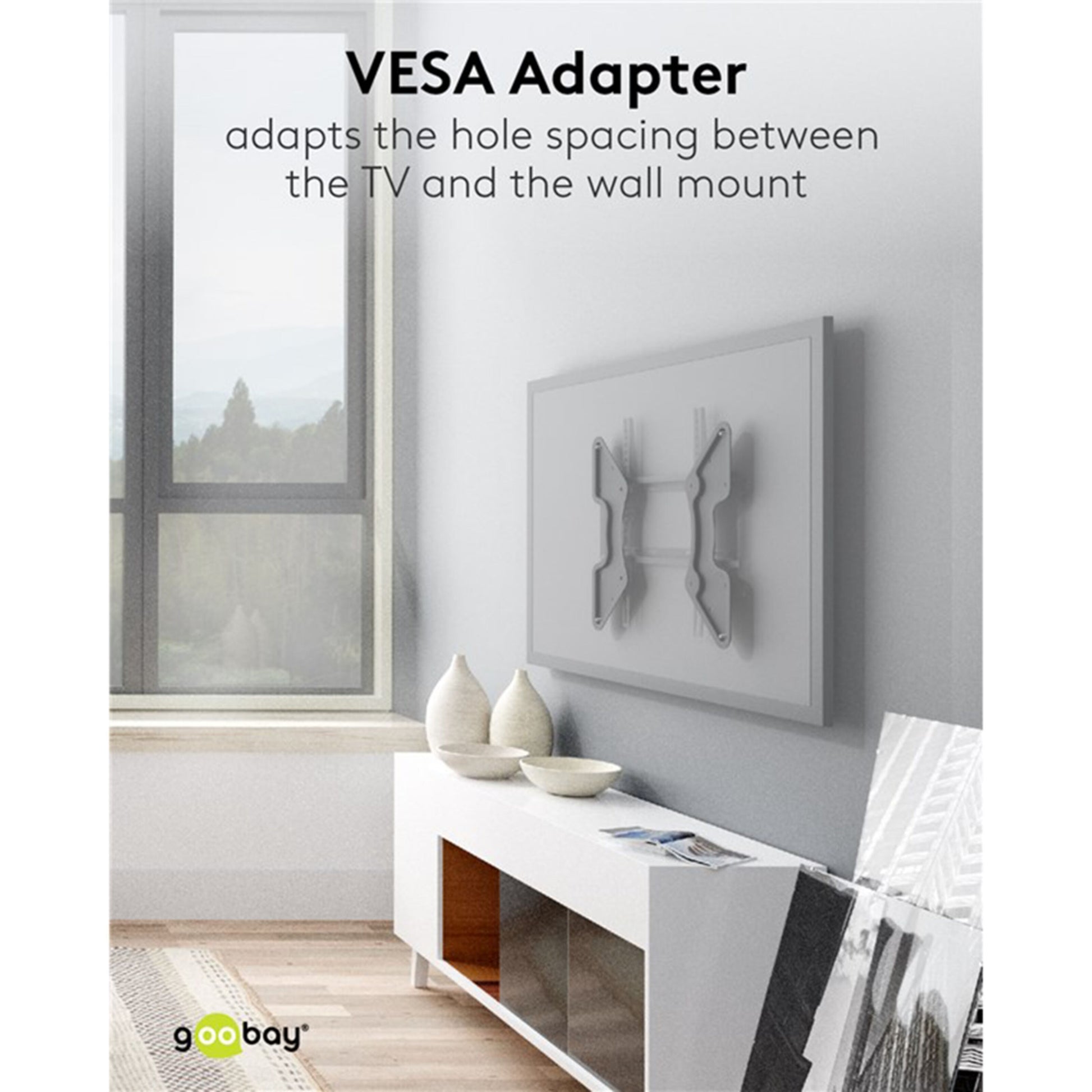 Goobay VESA-adapter justerer hulafstand mellem TV og vægbeslag monteret over konsolbord med vaser.