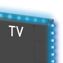 Bagfra TV med Ledsavers LED-strips til TV RGB 3-pakke, blåt lys langs kanten som baggrundsbelysning.