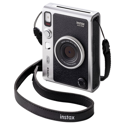 Fujifilm Instax Mini Evo instant kamera sort med tekstureret overflade, sølvdetaljer og rem med instax-logo.